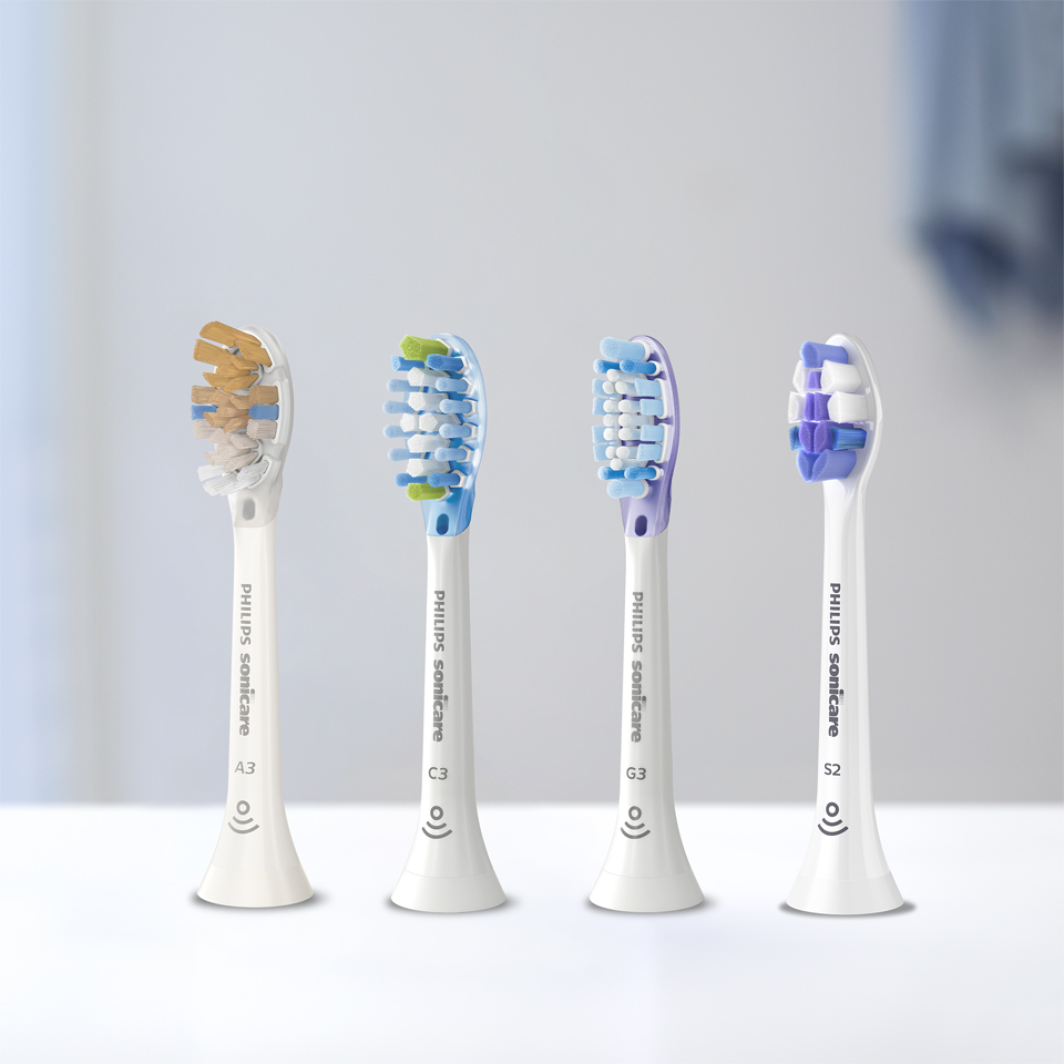 Sonicare B&uuml;rstenk&ouml;pfe angeordnet auf einem Tisch