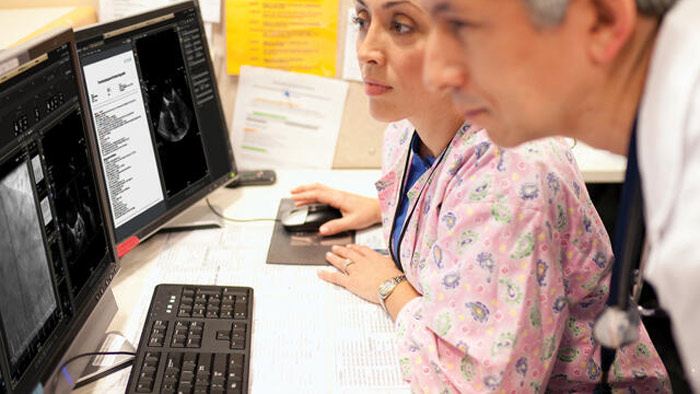 &Auml;rzte blicken auf Monitor