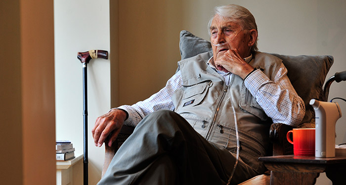 Sitzender &auml;lterer Herr mit Nasenkan&uuml;le