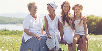 Fr&ouml;hliche Familienaufnahme von vier Frauen von alt bis jung