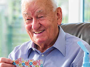 Ein Mann genie&szlig;t die Vorteile des InnoSpire Kompressor-Verneblersystems