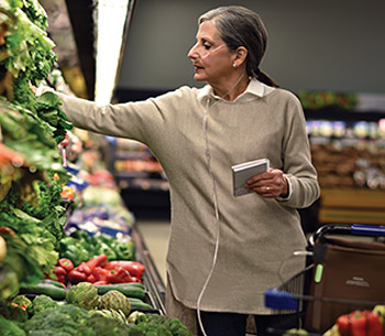 &Auml;lterer Herr mit Nasenkan&uuml;le beim Sport.