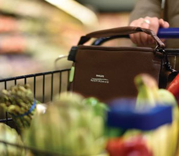 Detailaufnahme einer Frau, die sich im Freien sportlich bet&auml;tigt