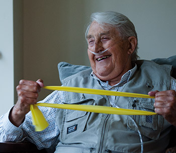 &Auml;lterer Herr mit Nasenkan&uuml;le beim Sport.