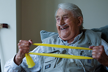 &Auml;lterer Herr mit Nasenkan&uuml;le beim Sport.