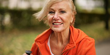 Detailaufnahme einer Frau, die sich im Freien sportlich bet&auml;tigt.