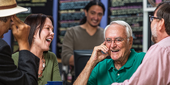 Gruppe ehemaliger Raucher genie&szlig;t die Vorteile des Nichtraucherdaseins