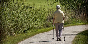 Detailaufnahme einer Frau, die sich im Freien sportlich bet&auml;tigt.