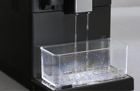 Stellen Sie eine Tasse unter die Hei&szlig;wasser-/Dampfd&uuml;se.