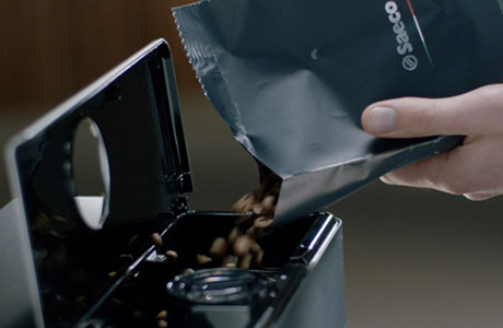 F&uuml;llen Sie den Wassertank und den Kaffeebohnentrichter.