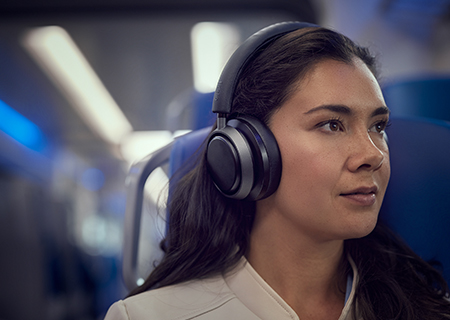 Frau genie&szlig;t Noise Cancelling Pro+ mit Philips L4-Kopfh&ouml;rern