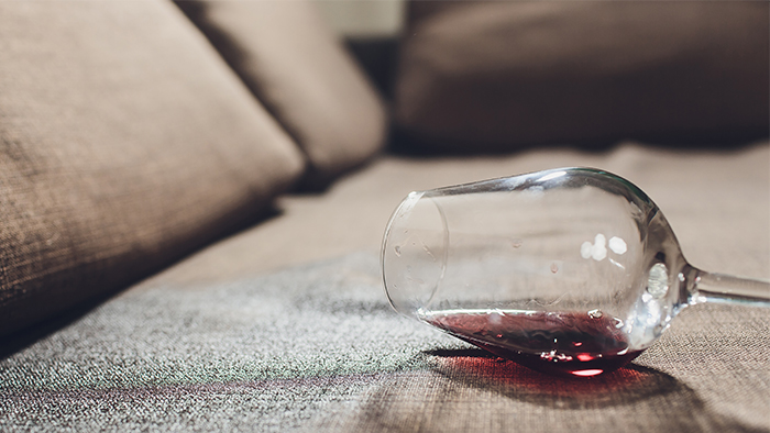 Stoff-Sofa reinigen &ndash; Tipps zur Fleckentfernung