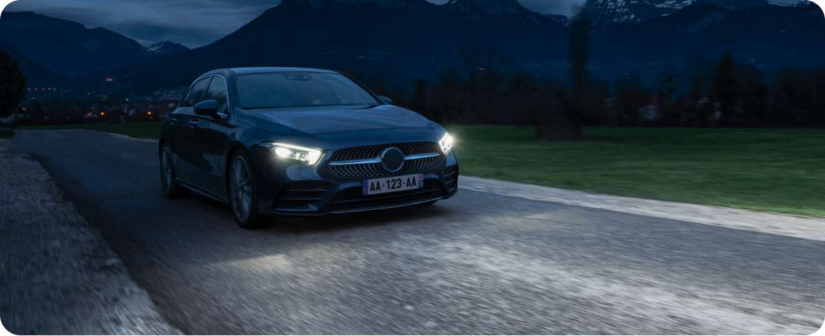 Frau, die True Wireless Kopfhörer am Meer verwendet