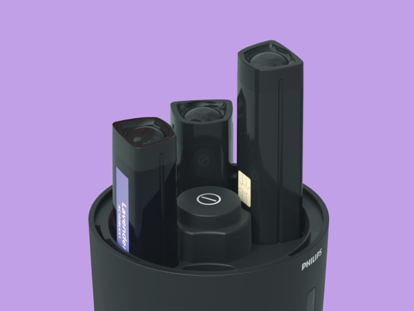 Frau, die im Freien den Komfort der Philips Fidelio Kopfh&ouml;rer genie&szlig;t