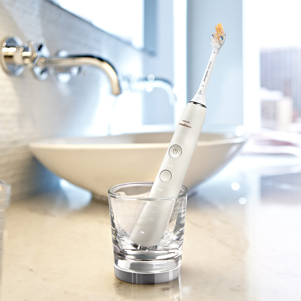 Mann putzt seine Z&auml;hne