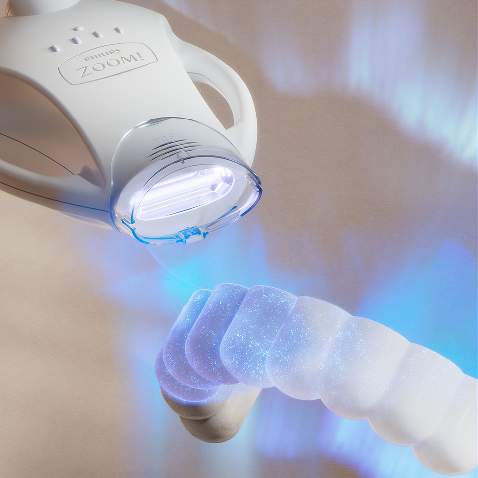 Ein Patient im Gespr&auml;ch mit einem Zahnmediziner mit einer Philips Zoom! WhiteSpeed Lampe im Hintergrund