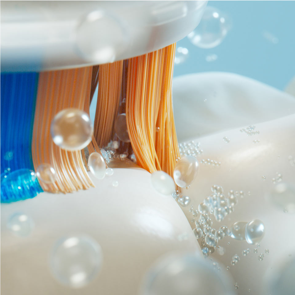 Nahaufnahme des All-in-One-B&uuml;rstenkopfes beim Z&auml;hneputzen