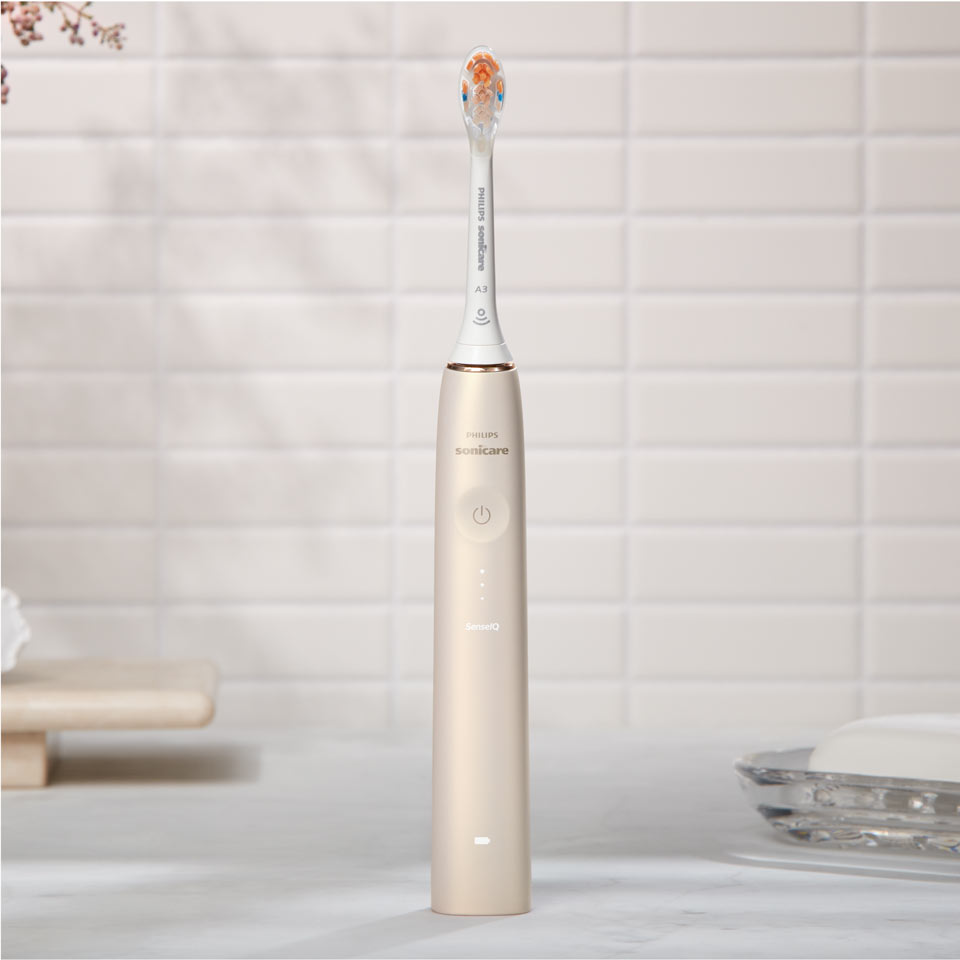 Eine Philips Sonicare Prestige 9900 Schallzahnb&uuml;rste mit All-in-One-B&uuml;rstenkopf auf einem Tisch