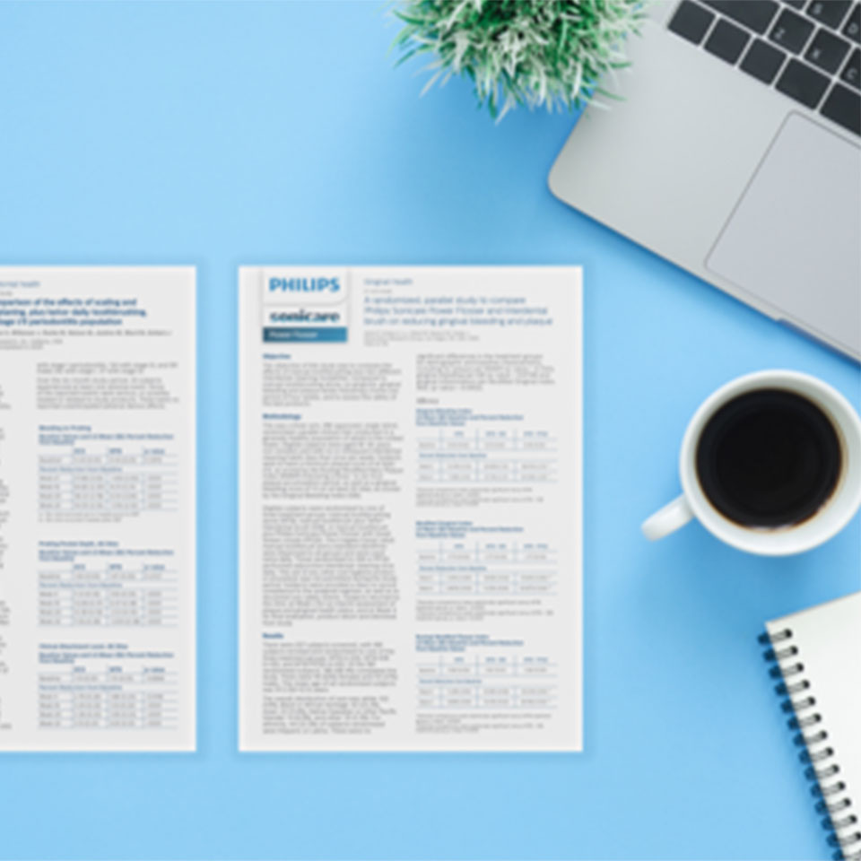 Klinische Studie auf einem Schreibtisch neben Kaffee und Laptop