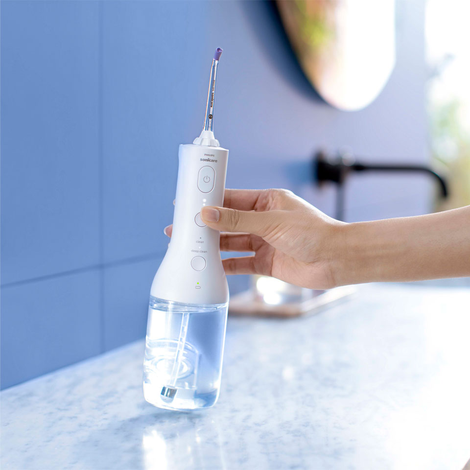 Kabelloser Power Flosser wird vom Tresen genommen