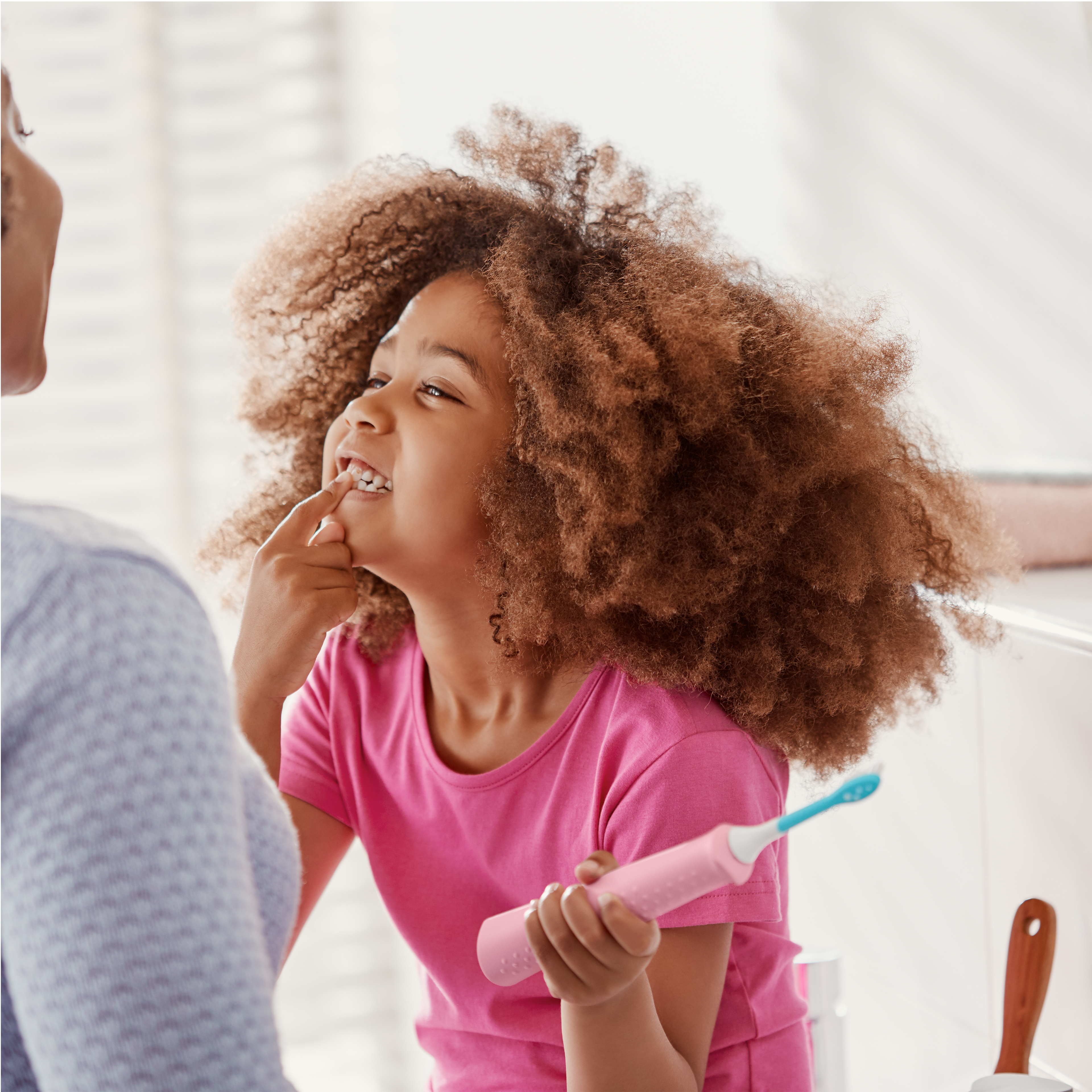 Abbildung einer Schallzahnb&uuml;rste zur Reinigung von Plaque in den Zahnzwischenr&auml;umen