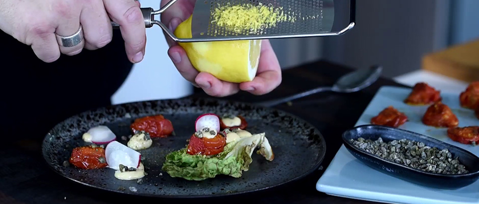 Geschmorter R&ouml;mersalat, Gew&uuml;rztomaten, Miso-Mayonnaise