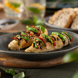 Caprese-inspiriertes Hasselback-Hähnchen