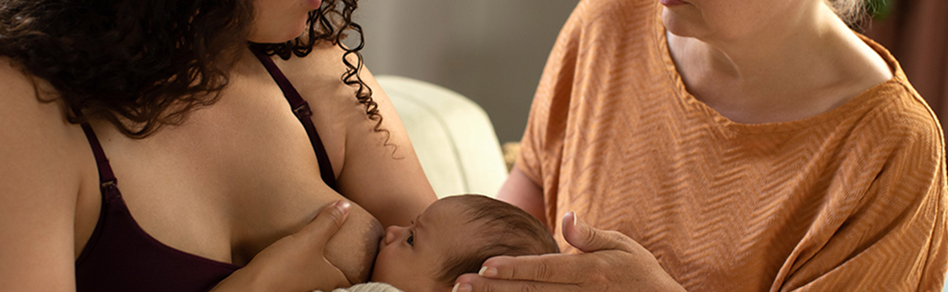 Medizinisches Fachpersonal, Philips Avent Silhouette tragbare Milchpumpe, Mutter beim Abpumpen