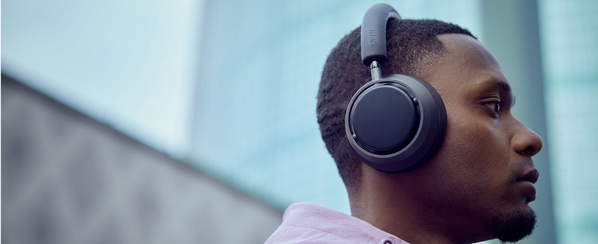 Ein Mann h&ouml;rt Musik mit Philips X3-Kopfh&ouml;rern