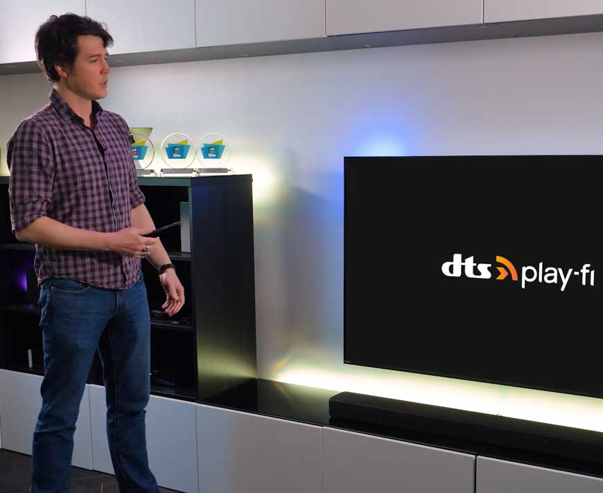 So richten Sie Ihr Philips Home-Soundsystem ein &ndash; beschrieben vor einem Philips Fernseher