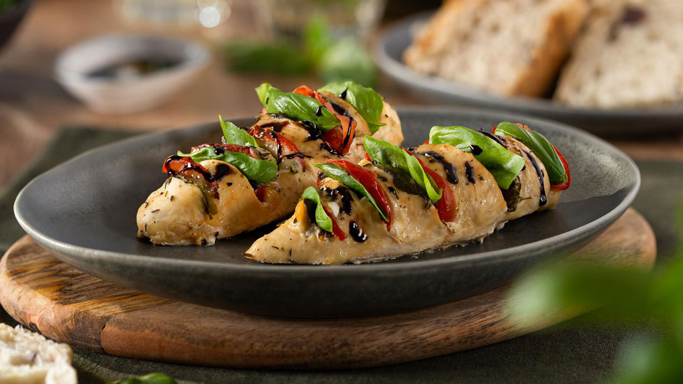 Caprese-inspiriertes Hasselback-H&auml;hnchen