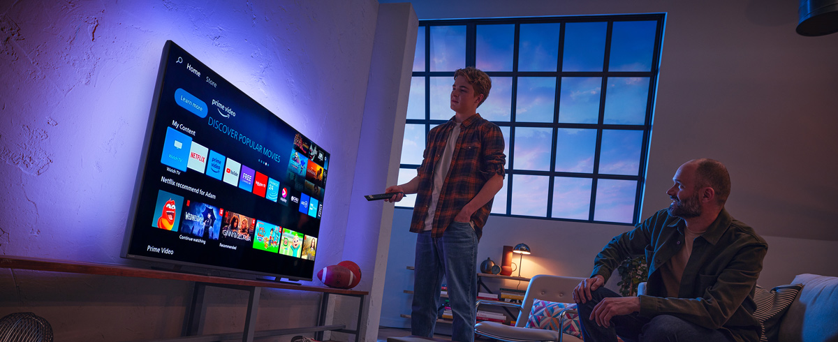 Ein Mann w&auml;hlt eine App auf dem Philips Smart TV aus